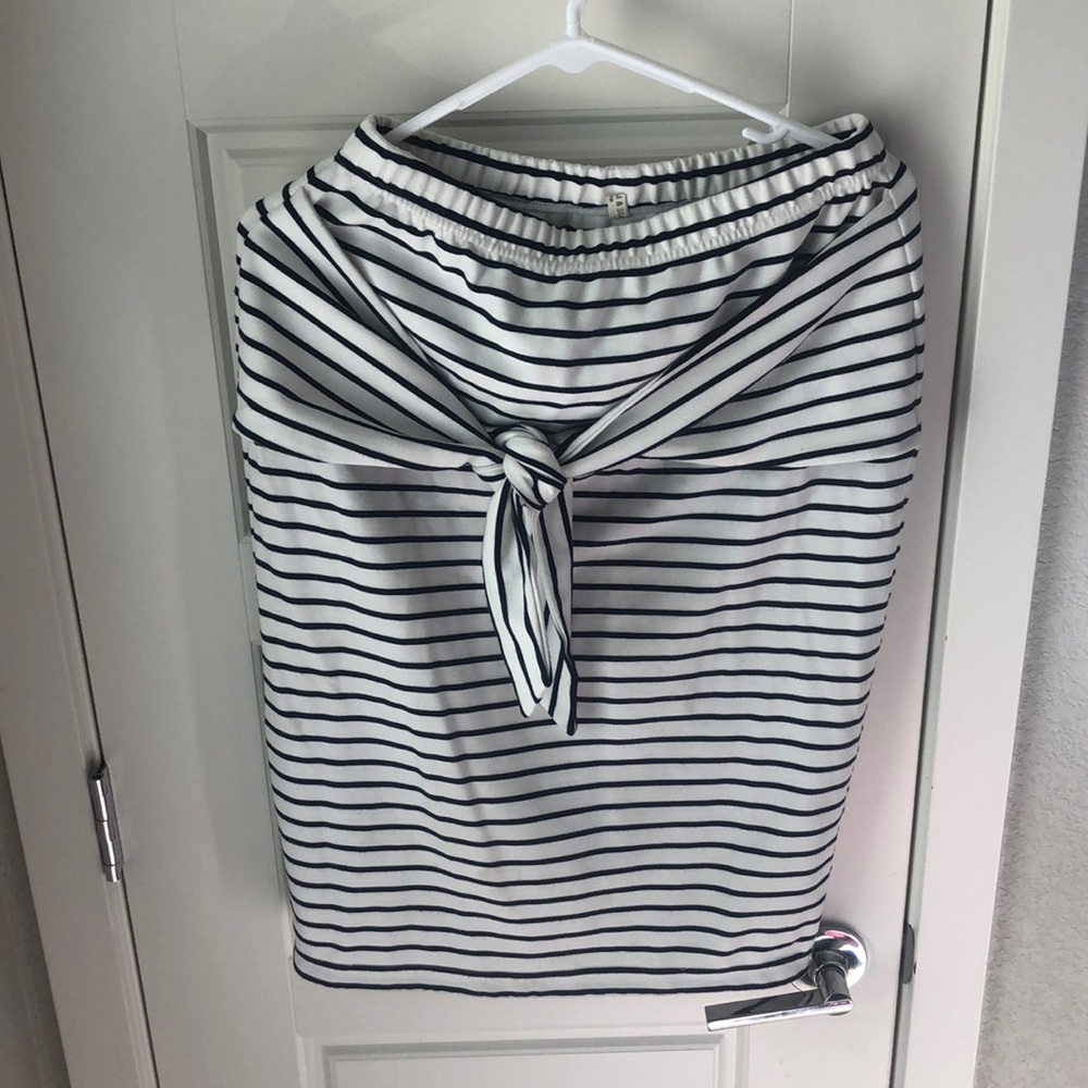 Kingdom and State size large tie front pencil skirt